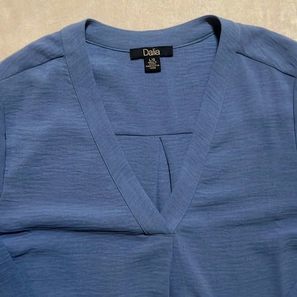 NWOT Dalia Blue Flowy Top sz L - Picture 2 of 5